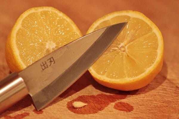 Sliced lemons - lemon juice is one of the home remedies for hair growth